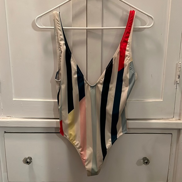 THE MICHELLE ONE PIECE IN SPLIT STRIPE
Solid & Striped
Color: Split Stripe - Picture 2 of 5